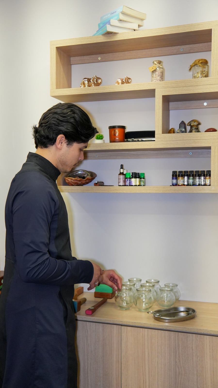 Higor Couto organizando as ventosas e os instrumentos antes de uma sessão